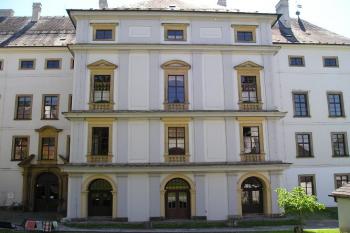 budova se schodištěm od D. Martinelliho (konec 17. století) (© de ardoise 05/2005)