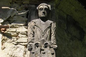štítonoš na rohu původního hradu (© de ardoise 05/2005)