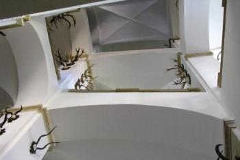 pohled schodišťovou šachtou vzhůru (© de ardoise 05/2005)