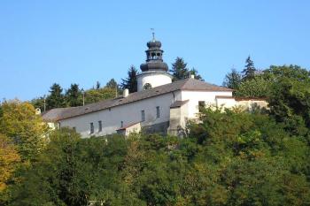 bližší pohled na původní obrannou partii hradu a na nejzachovalejší z několika obranných věžic (tzv. Hladomornu) ( © Ondřej Štěpánek 10/2006)