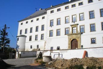 pohled na zámecký palác  se zbytkem věžice vlevo ( © Ondřej Štěpánek 10/2006)