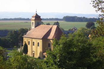 pohled na kostel v obci Úsov od přístupové cesty k zámku ( © Ondřej Štěpánek 10/2006)