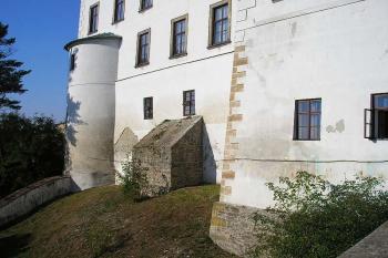 zbytek původní obranné věžice zakomponované do hmoty zámeckého paláce ( © Ondřej Štěpánek 10/2006)