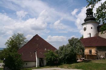 Západní část nádvoří ( © Ivan Grisa 05/2009)