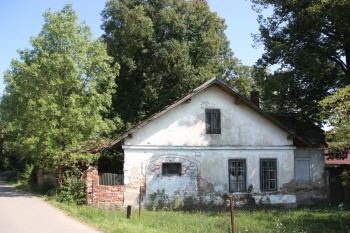 Domek hrobníka od západu ( © Ivan Grisa 08/2011)