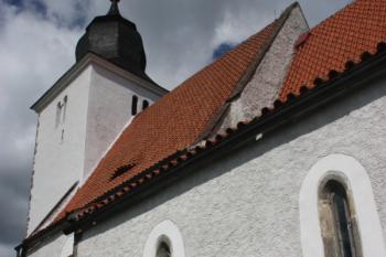Věž a loď od jihovýchodu, v popředí sakristie ( © Ivan Grisa 08/2011)