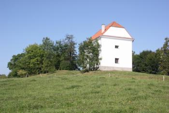 Návrší se sýpkou od východu ( © Ivan Grisa 08/2011)