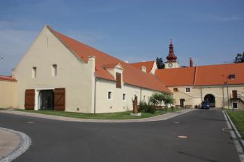 Severozápadní kout dvora, v pozadí zámecká věž ( © Ivan Grisa 09/2011)