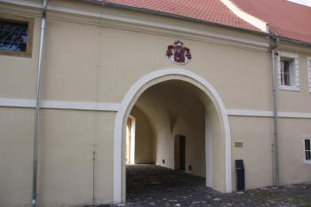 Hlavní (severní) brána s erbem rodu Thurn-Taxis ( © Ivan Grisa 09/2011)