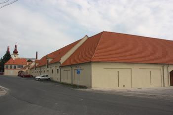 Dvůr od jihozápadu, v pozadí zámek komíny cukrovaru ( © Ivan Grisa 09/2011)