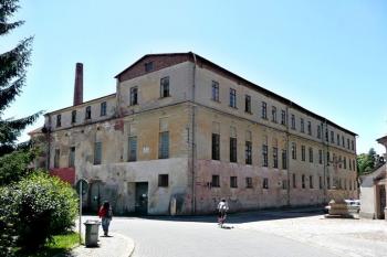 celkový pohled na Starý zámek od vstupu do areálu farního kostela (© Jan P. Štěpánek 09/2011)