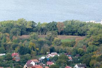 zřetelný mohutný okružní val hradiště Vysoká zahrada z hradu Děvičky ( © Jan P. Štěpánek 10/2011)