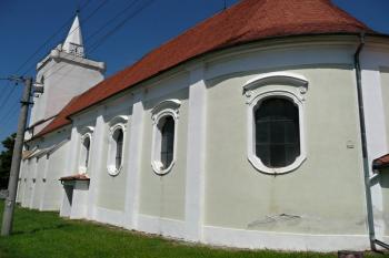 jižní fronta kostelní lodě ( © Jan P. Štěpánek 09/2011)
