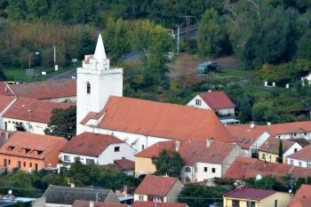 kostel v Dolních Věstonicích z hradu Děvičky ( © Jan P. Štěpánek 10/2011)