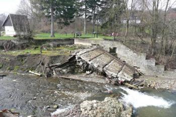 celkový pohled na povodní smetený splav od bývalého pivovaru v Žilině ( © Jan P. Štěpánek 04/2010)