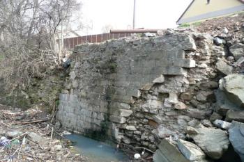 torzo opěrné zdi na pravé straně splavu ( © Jan P. Štěpánek 04/2010)