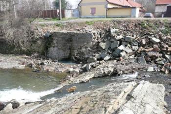 pohled do místa povodní smetené části jezu ( © Jan P. Štěpánek 04/2010)