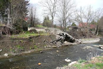 celkový pohled na zachovalé torzo splavu ( © Jan P. Štěpánek 04/2010)