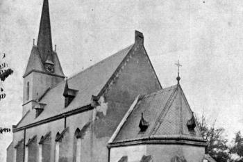 kostel po dokončení novogotické přestavby (mezi lety 1885 a 1913) ( © Antonín Cechner: Soupis památek historických a uměleckých v Království Českém, sv. 39 Politický okres rakovnický, II. díl, Archaelogická komise při České akademii císaře Františka Josefa pro vědy, slovesnost a umění, Praha 1913)