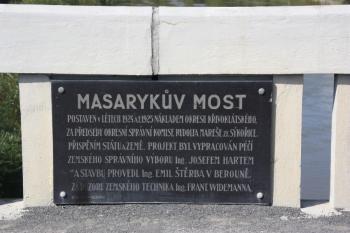 Pamětní deska vetknutá do středu zábradlí nad návodní stranou mostu ( © Ivan Grisa 09/2011)
