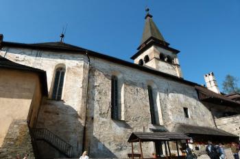Kaple sv. Michala vybudovaná v renesanci přístavbou budovy ke staré gotické hradbě dolního hradu ( © Jan P. Štěpánek 09/2011)