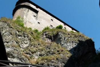 Horní hrad z nádvoří středního hradu ( © Jan P. Štěpánek 09/2011)