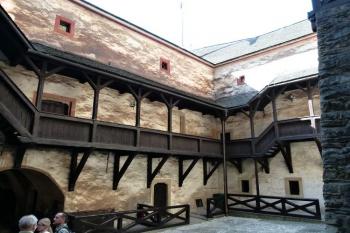 Nádvoří středního hradu ( © Jan P. Štěpánek 09/2011)