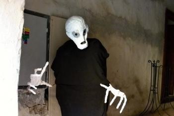 Figurína upomínající na skutečnost, že právě zde na hradě byl v roce 1927 natáčen film Upír z Nosferatu ( © Jan P. Štěpánek 09/2011)