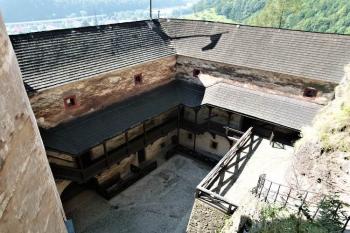 Nádvoří středního hradu s dvěma křídly tzv. Korvínského paláce ( © Jan P. Štěpánek 09/2011)
