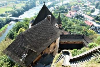Střecha paláce Jána z Dubovce a věže středního hradu (donjonu) ( © Jan P. Štěpánek 09/2011)