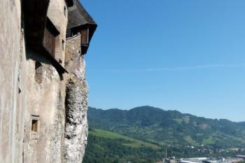 Jižní stěna horního hradu s řekou Oravou ( © Jan P. Štěpánek 09/2011)