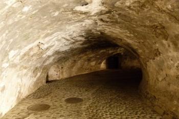 Tunel pod kasematy – bývalém přihrádku – mezi 3. a 2. branou ( © Jan P. Štěpánek 09/2011)