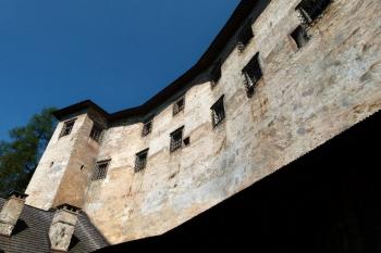 Fronta Thurzova paláce nad koridorem mezi 1. a 2. branou hradu ( © Jan P. Štěpánek 09/2011)
