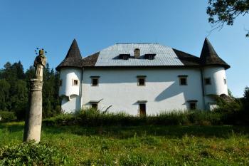 hlavní průčelí zámku a socha sv. Jana Nepomuckého ( © Jan P. Štěpánek 09/2011)
