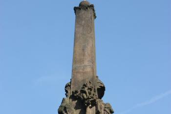 Vrcholový obelisk s reliefy ( © Ivan Grisa 09/2011)