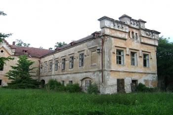 Boční křídlo zámku z parku ( © Pavel Vítek 06/2006)