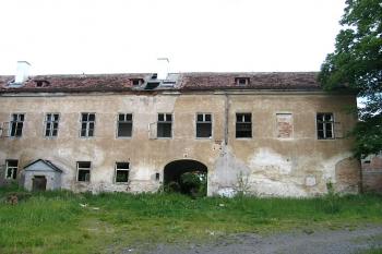 Boční křídlo zámku ( © Pavel Vítek 06/2006)