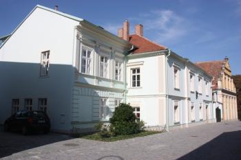 Rodný dům Františka Kubky, v pozadí někdejší míčovna ( © Ivan Grisa 09/2011)
