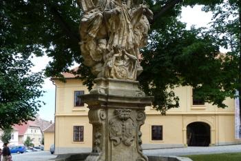 Sousoší sv. Jana Nepomuckého u kostela (© František Kinař, 08/2014)