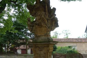 Sousoší sv. Floriana  u kostela (© František Kinař, 08/2014)