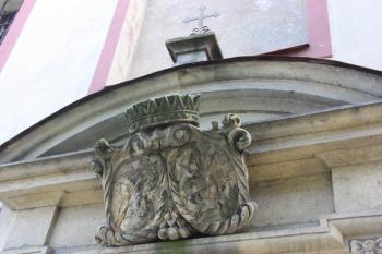 Alianční erb zakladatelů kláštera nad hlavním portálem kostela ( © Ivan Grisa 09/2011)