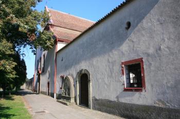 Západní průčelí přístavku křížové chodby (v popředí) a kostela ( © Ivan Grisa 09/2011)