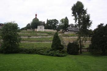 Kostelní areál ze zámeckého parku, v popředí někdejší vinice ( © Ivan Grisa 09/2011)