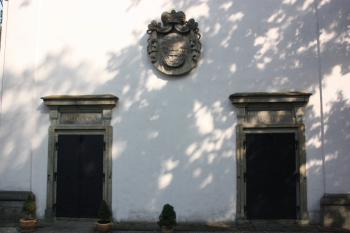 Západní portály a erb rodu Colloredo-Mannsfeld ( © Ivan Grisa 09/2011)