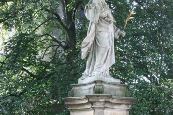 Sousoší sv. Josefa s Ježíškem, vztyčené mezi kostelem a zvonicí na paměť knížete Josefa Colloredo-Mannsfelda (1813–95) (© Ivan Grisa 09/2011)