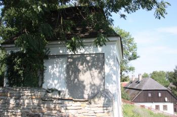 Bývalá márnice od jihu, vpravo tzv. stará fara ( © Ivan Grisa 09/2011)