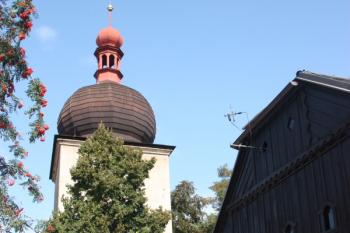 Průhled Kodymovou ulicí ke zvonici od jihu ( © Ivan Grisa 09/2011)