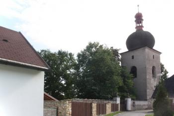 Průhled Kodymovou ulicí ke zvonici od severu (© Ivan Grisa 09/2011)