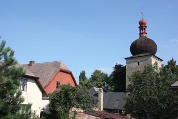 Zvonice od západu, v popředí starý hradební příkop ( © Ivan Grisa 09/2011)