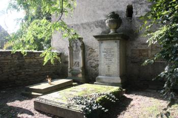 Náhrobky Anny Marie Havelkové a MUDr. Františka Aloise Skuherského u paty východní stěny zvonice ( © Ivan Grisa 09/2011)